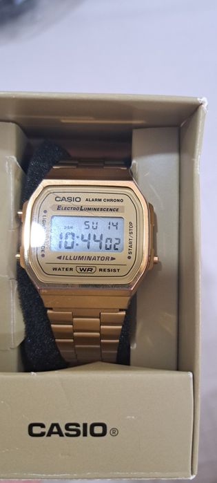 Relógio casio dourado