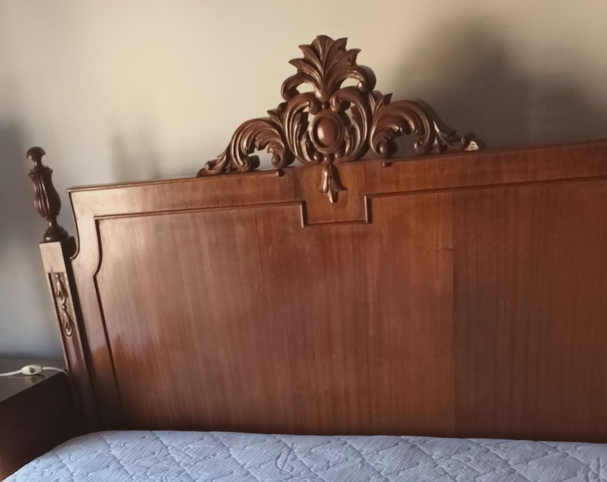 Cama de casal 1,80x1,35 em bom estado c/estrado e colchão