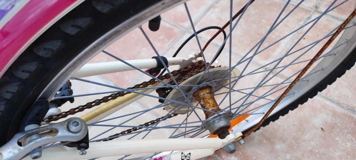Bicicleta de cidade em creme e rosa