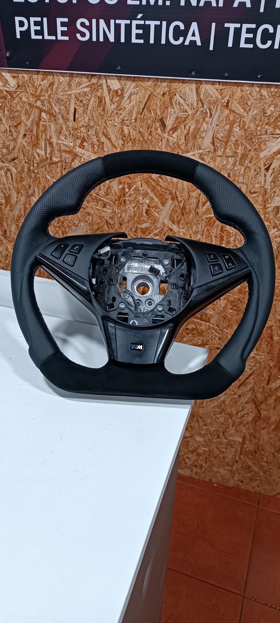 volante BMW E 60 em pele liza, pele perfurada costuras pack M,