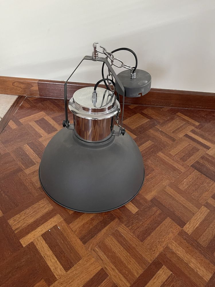 Lampa sufitowa w stylu industrialnym