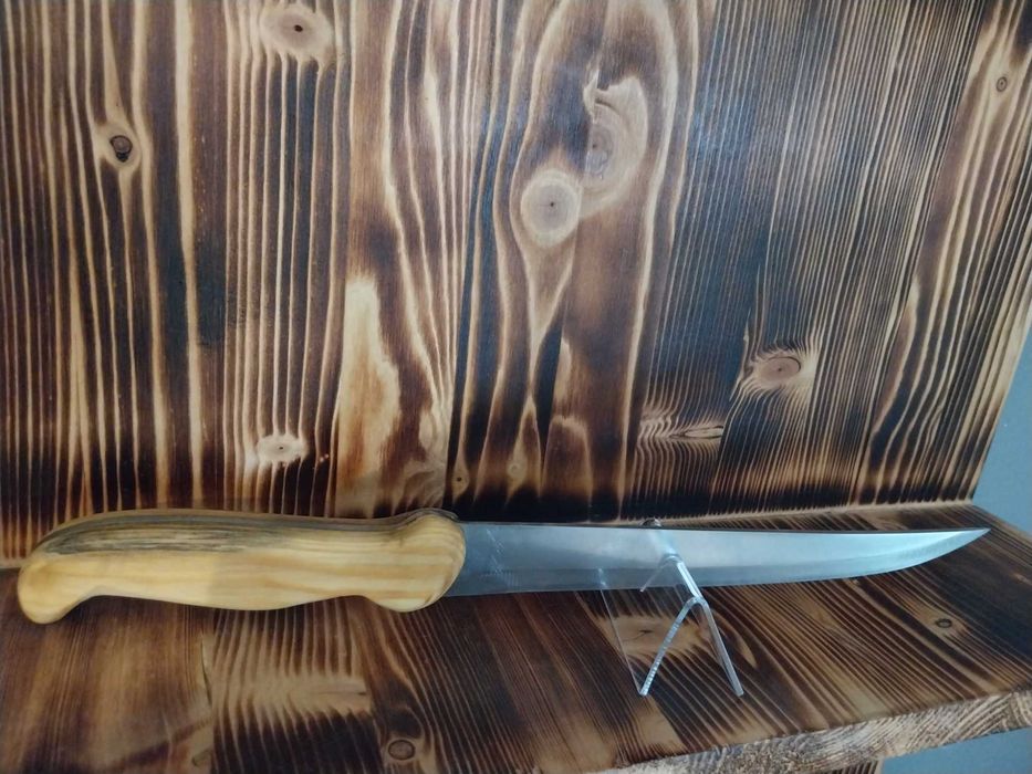 stary nóż z drewnianą rękojeścią