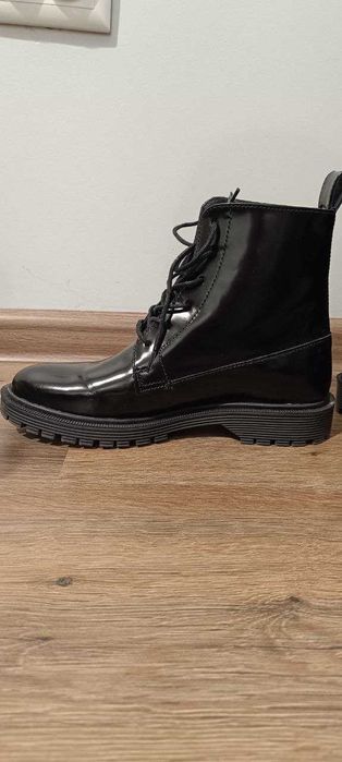 Шкіряні черевики & other stories, 36 р.
