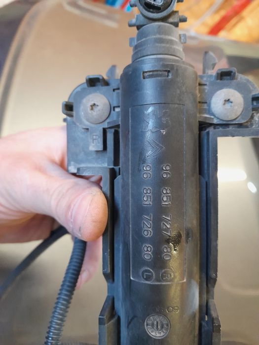 Spryskiwacz lewy , prawy peugeot 3008,5008 wąż,przewód