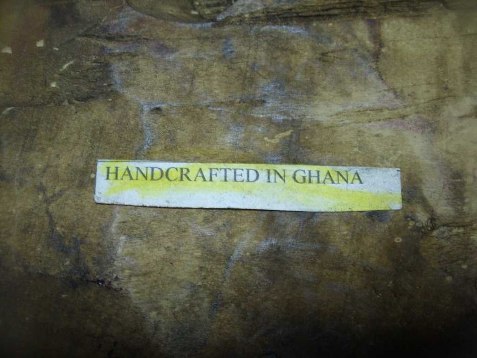 Maska afrykańska plemienna drewniana. Rękodzieło z Ghana. płaskorzeźba