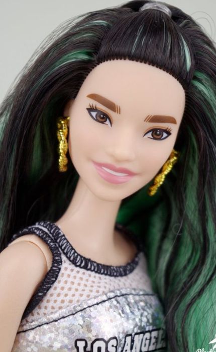 Лялька Mattel модниця