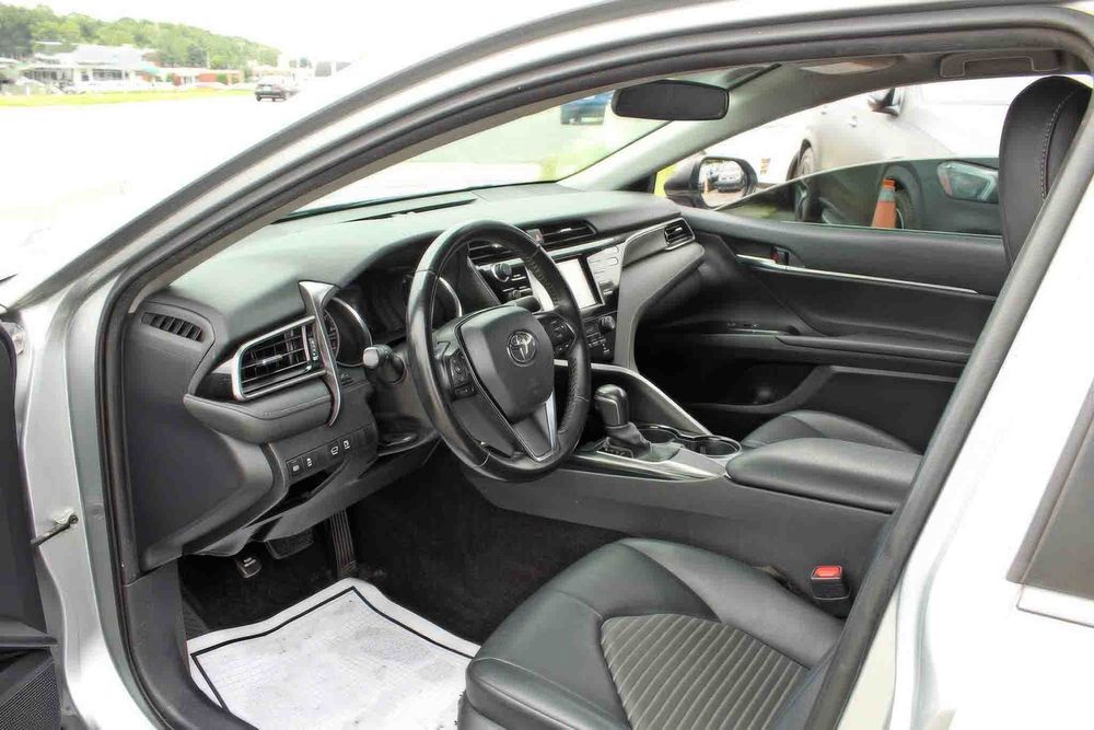 Toyota Camry SE      2020