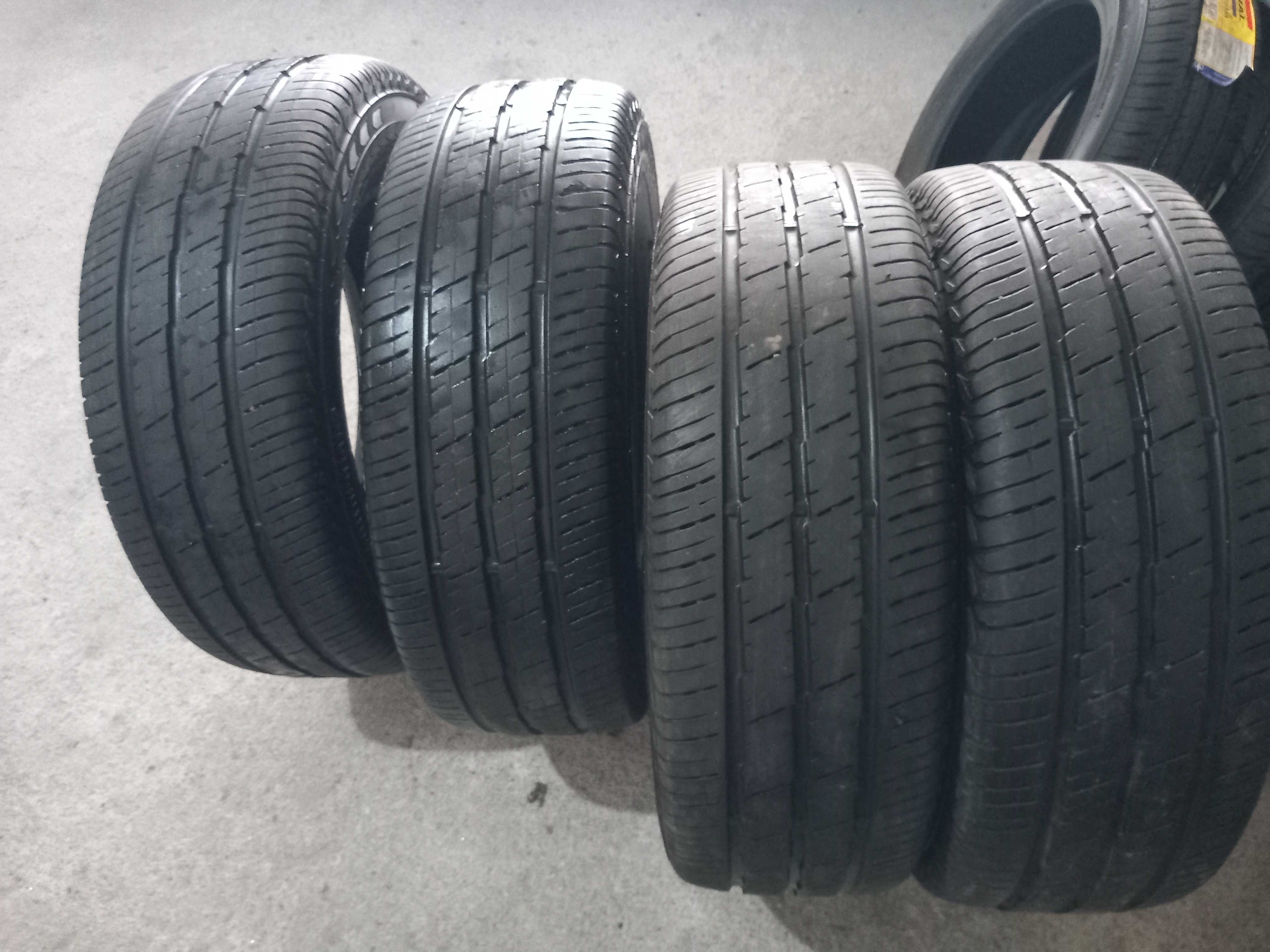 4 pneus 235/65R16 C Continental seminovos