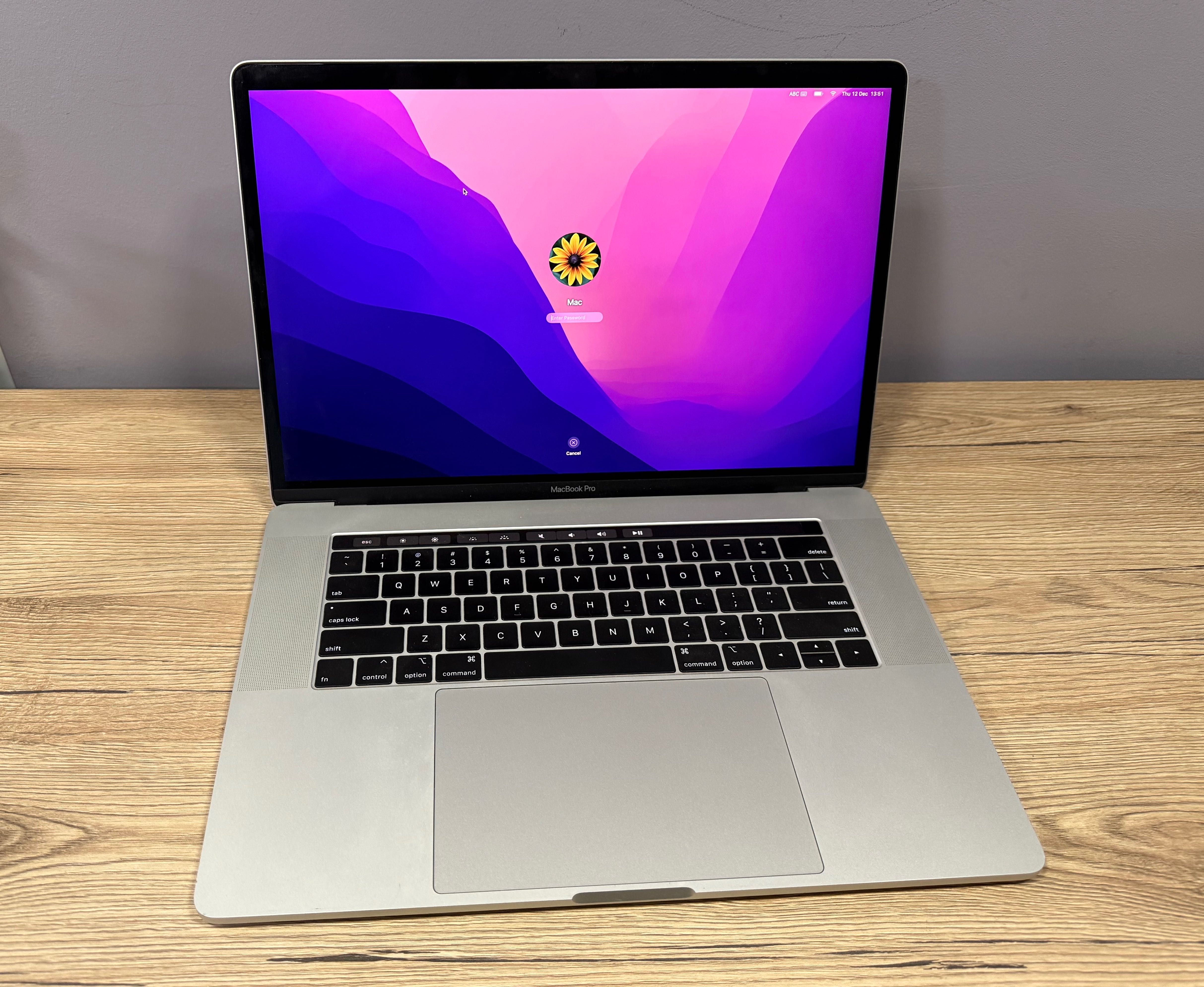 MacBook Pro 15 (2018) i7 2.2/ 16/ 256/ Radeon  555X