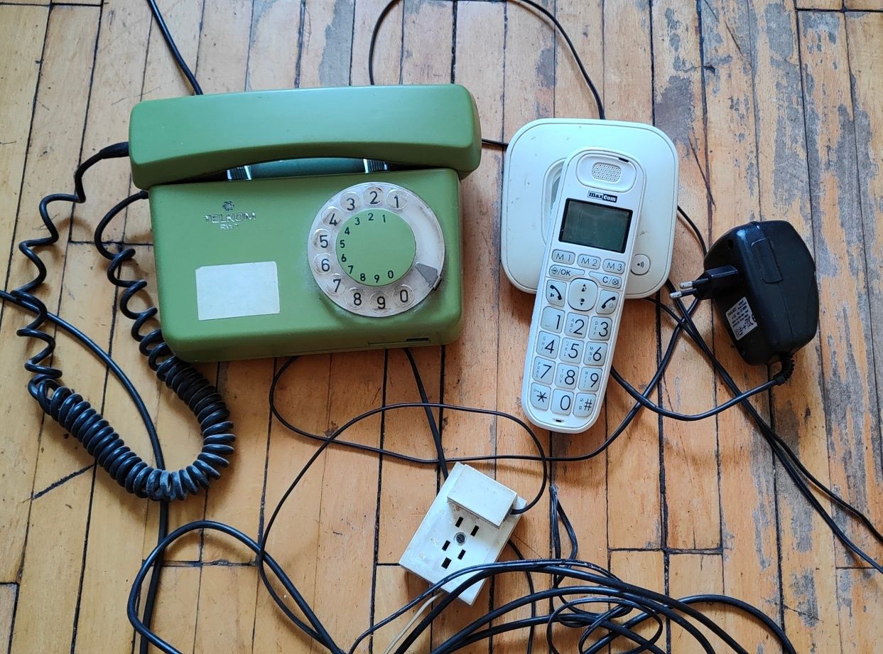 Wr) Dwa telefony