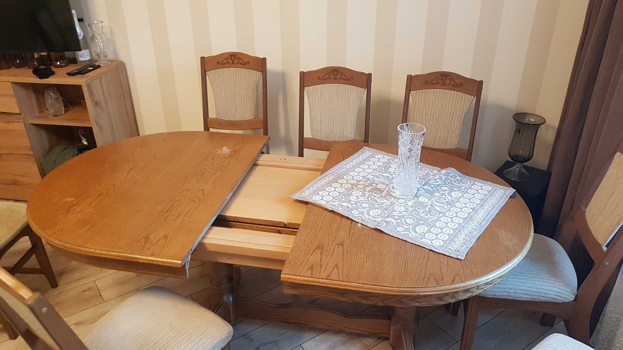 стіл з стільцями для вітальні