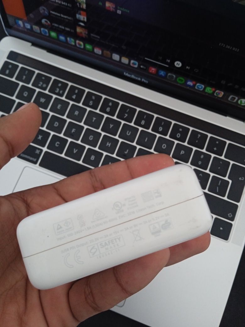 Carregador Fonte MacBook Pro 2019 tipo C 61w