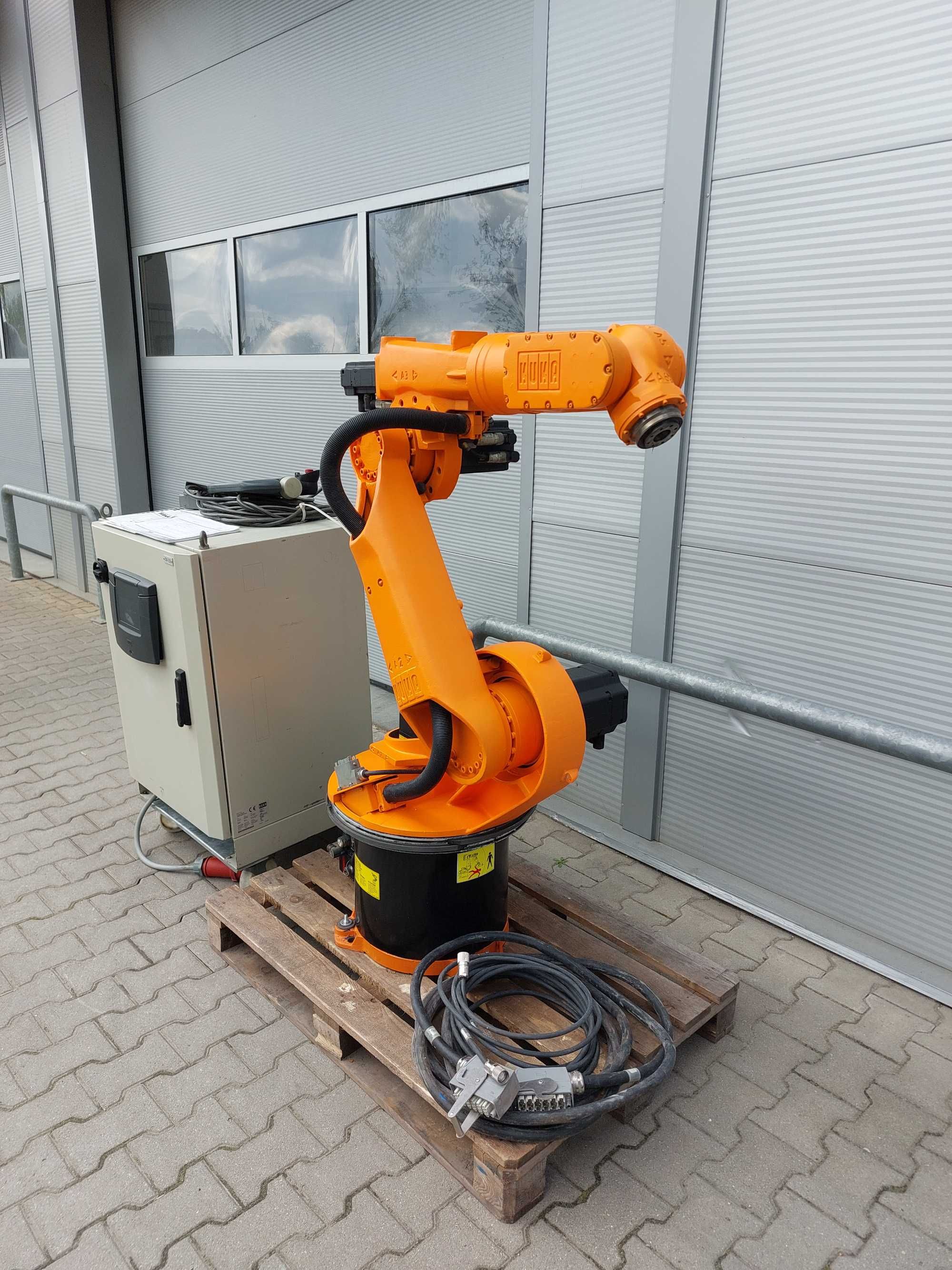 Robot przemysłowy KUKA KR15 szafa sterująca panel okablowanie