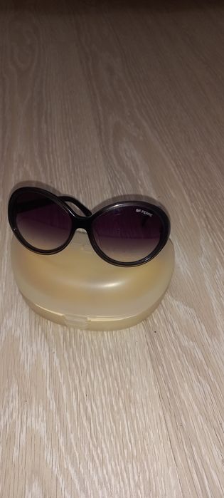Продаются солнцезащитные очки .Линза черо серого цвета.Очки оригинал