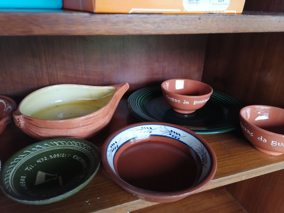 Peças em barro/louça decorado