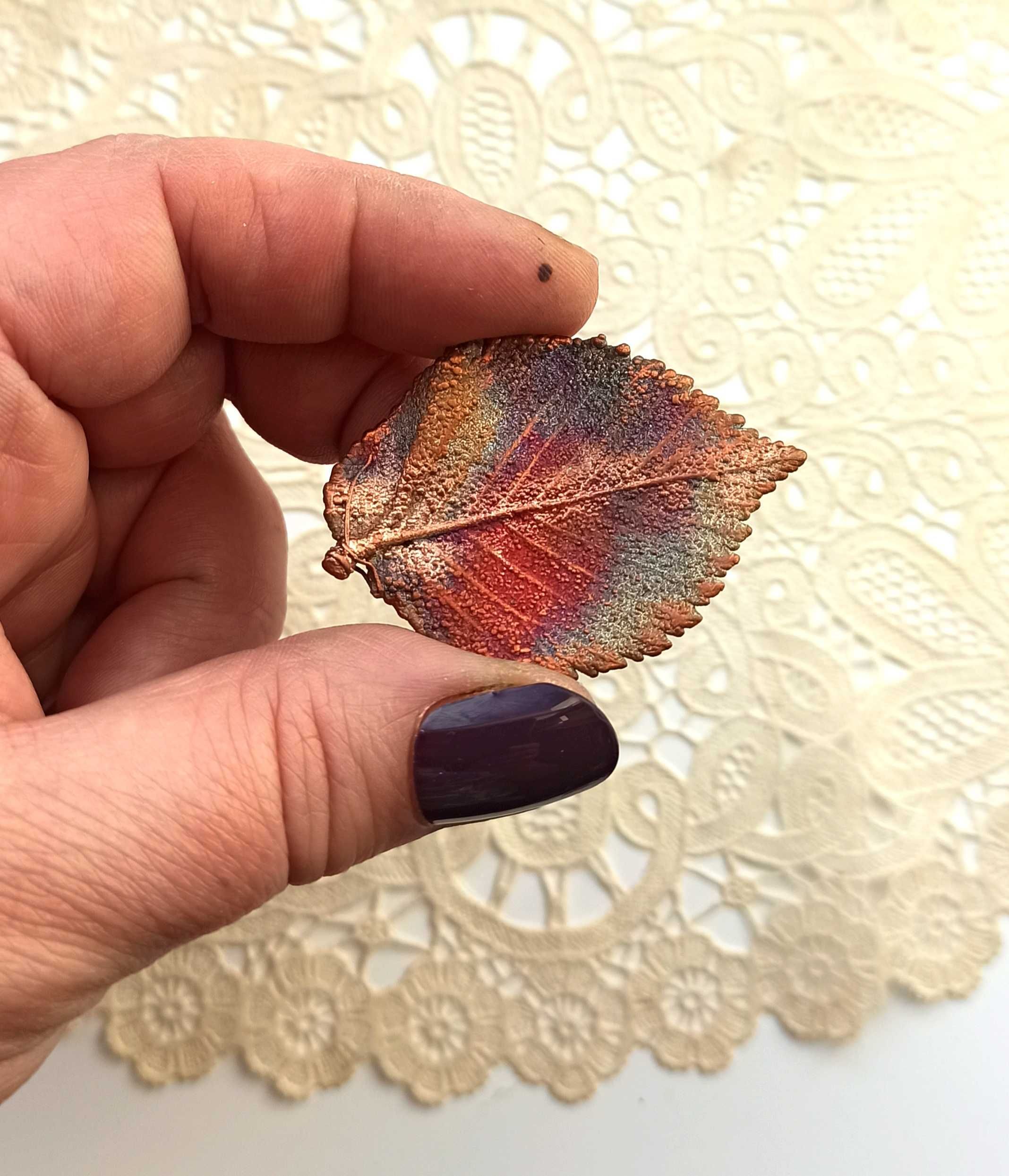 Broszka z miedzi liść wiązu malowana ogniem