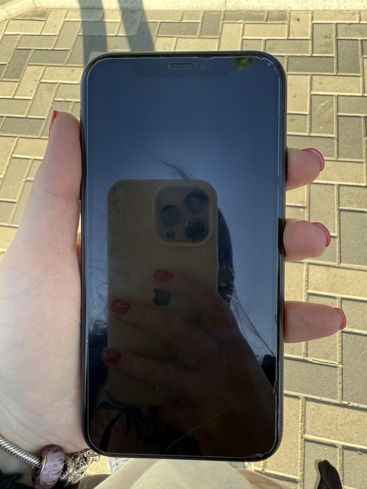 Продам iphone 11 на 64 gb