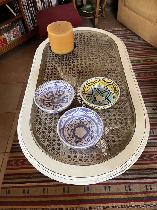 Mesa baixa de apoio com palhinha