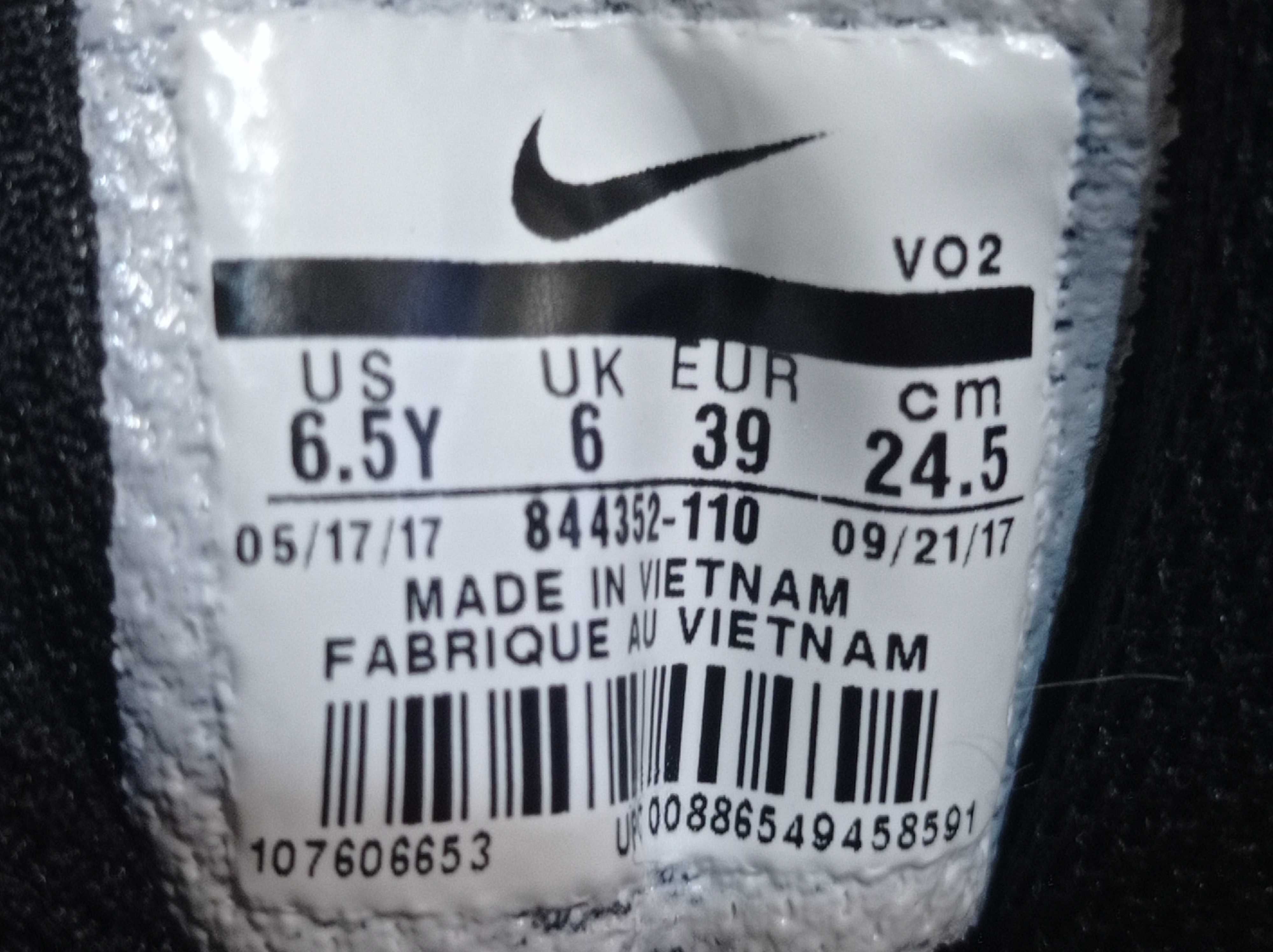 Кроссовки кожаные Nike оригинал по факту размер-39 стелька-25см