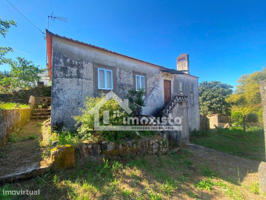 Moradias e casa da eira com terreno em Figueiró dos Vinhos