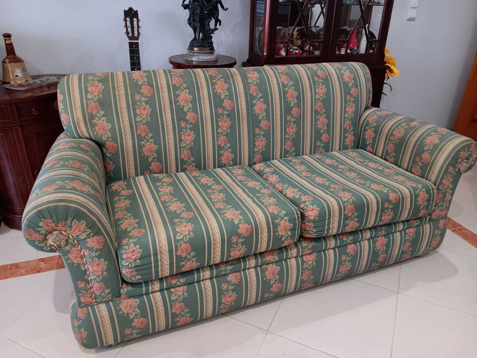 Sofá 3 lugares em tecido estampado