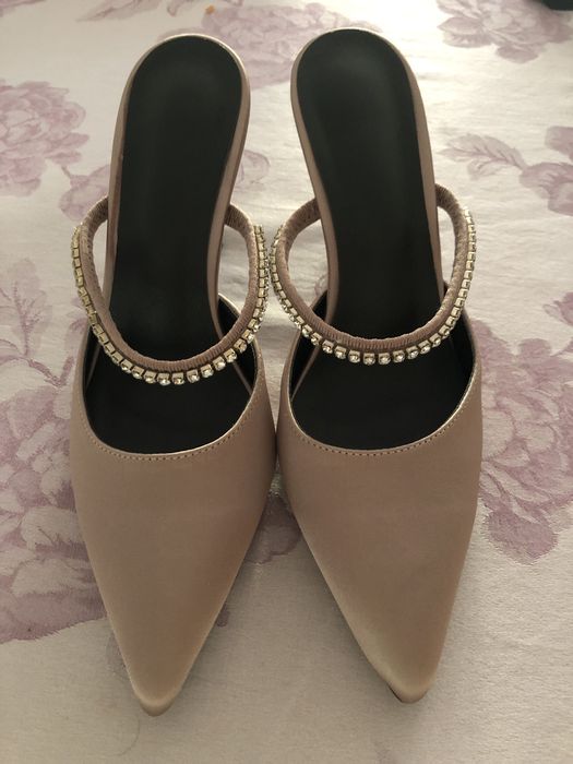 Sapatos novos com brilhantes