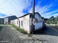 Espaços de habitação com logradouro, poço e terreno em Cernache do Bon