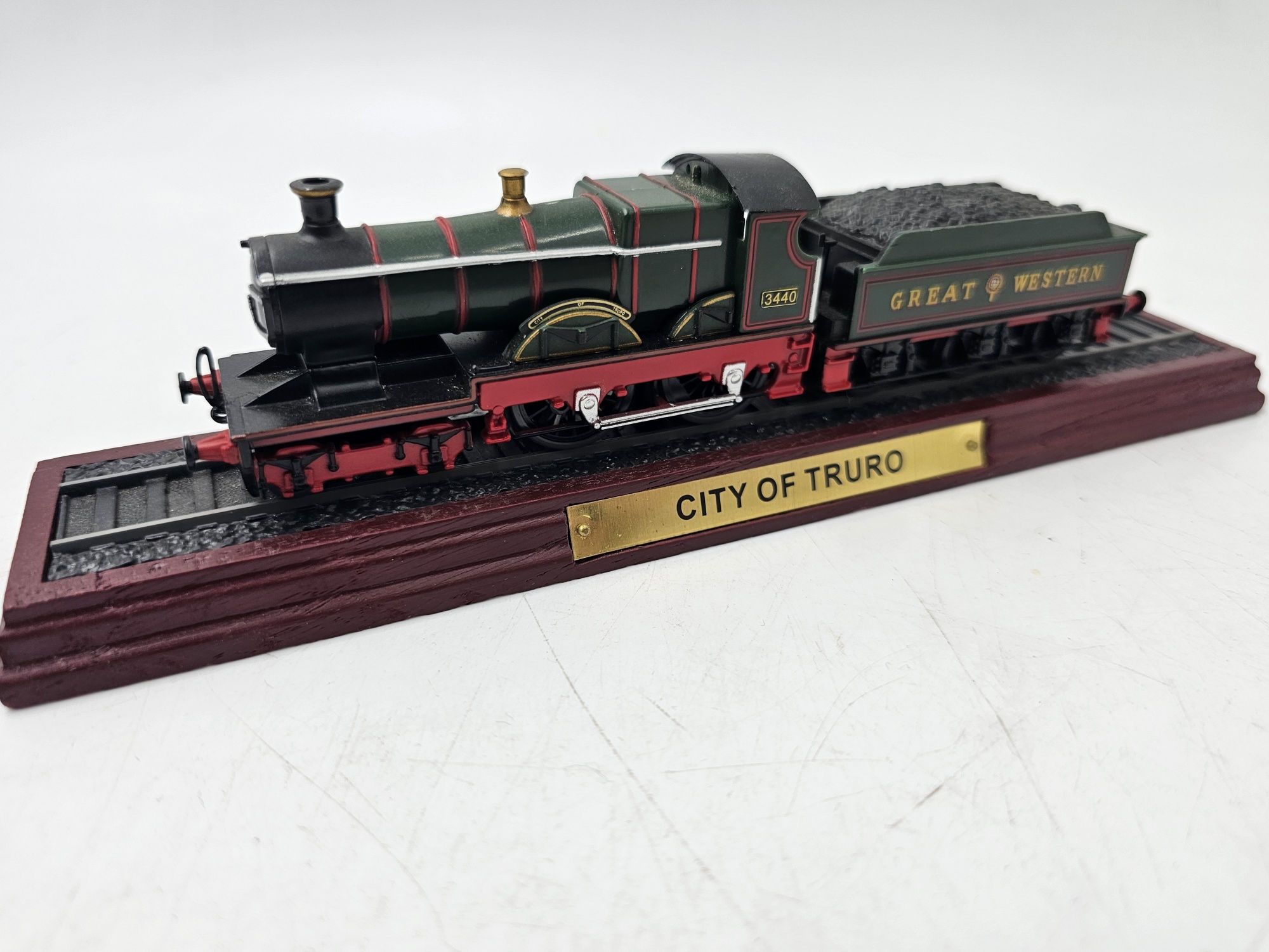 Model lokomotywy na drewnianej podstawie city of truro