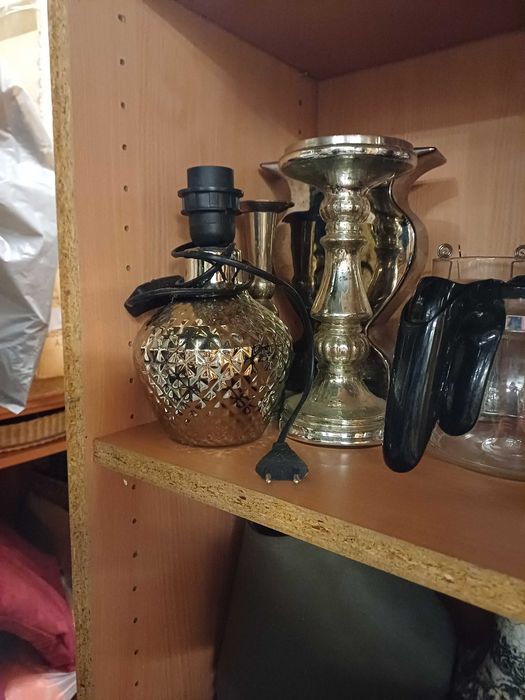 Mała srebrna lampka bez abażura.