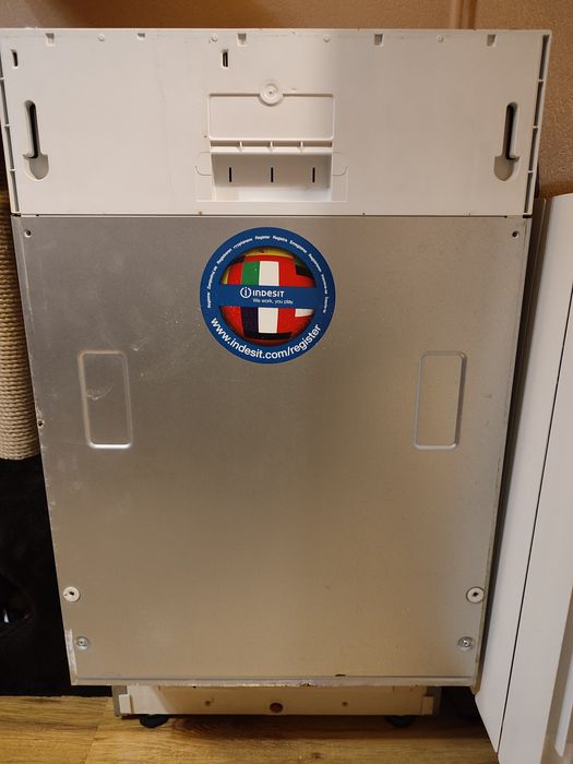 Посудомиюча машинка indesite