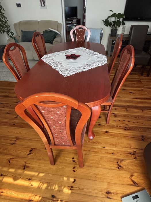 Duży, rozkładany stół z krzesłami