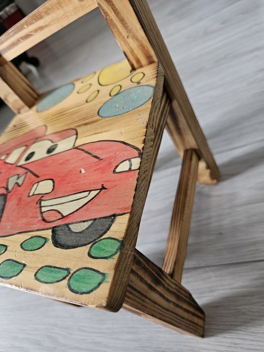 Ręcznie malowane krzesełko