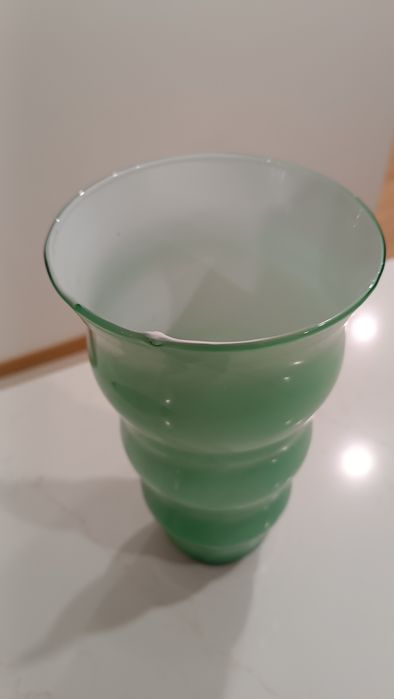 Jarra verde em vidro opalino