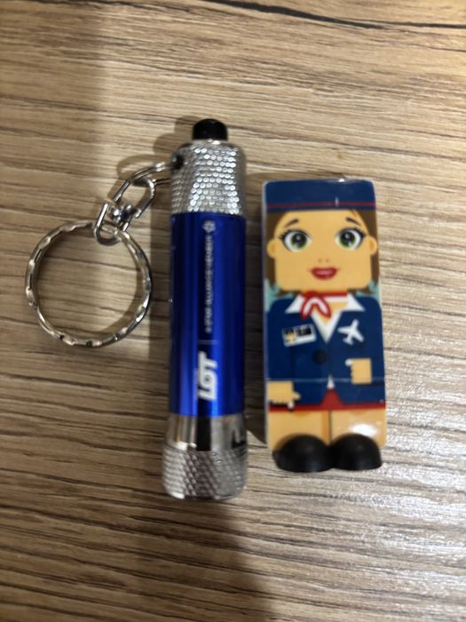 Gadżety PLL LOT pendrive i brelok latarka