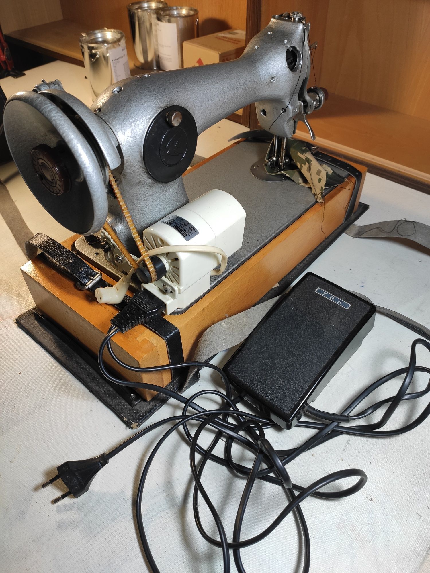 Продам бытовую швейную машинку с электро моторчиком