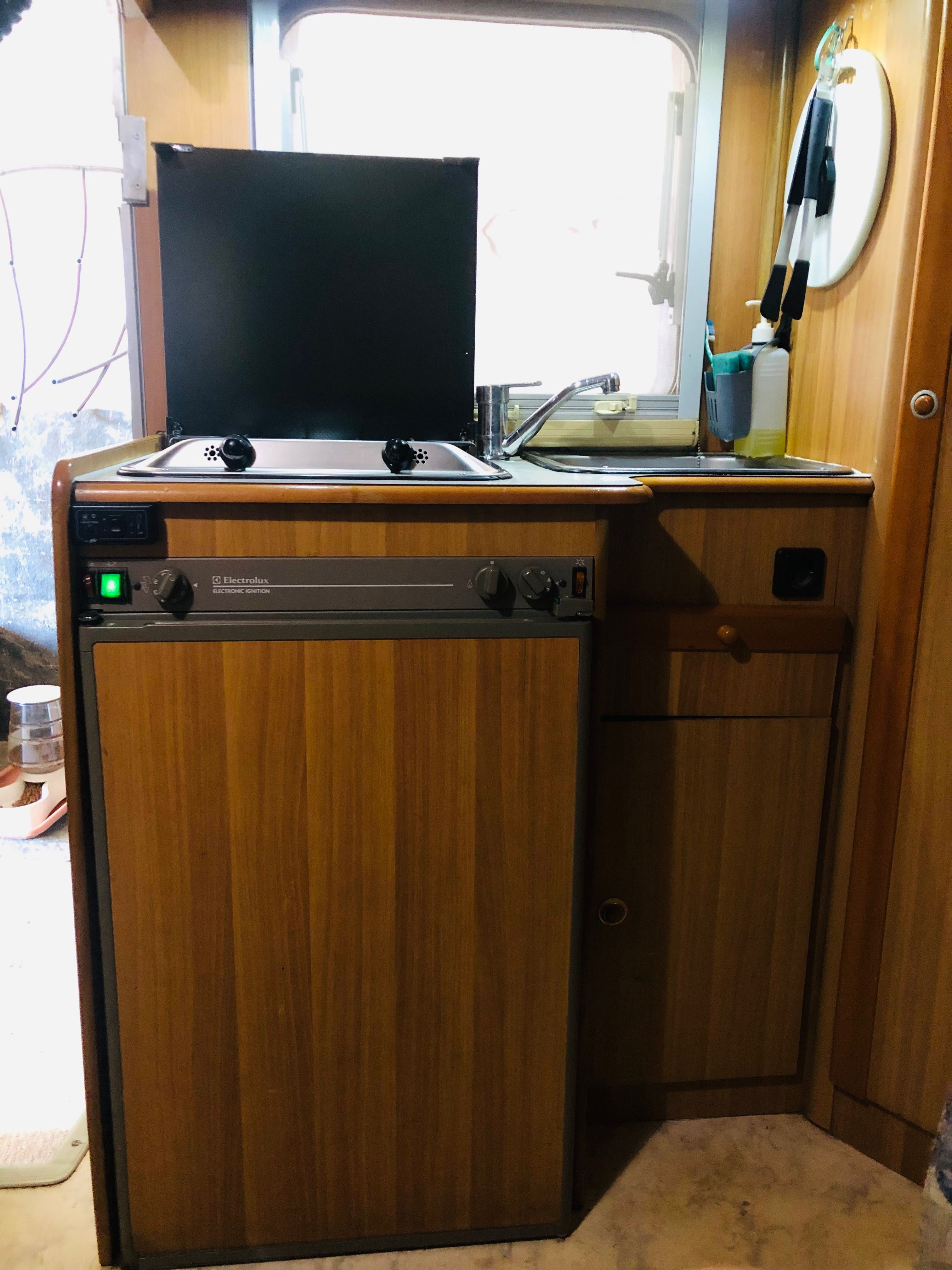 Vendo autocaravana funcional e compacta