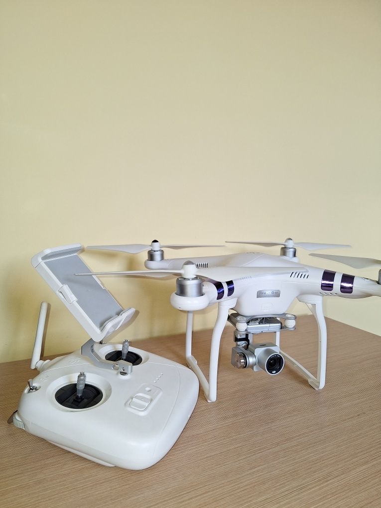 DJI Phantom 3 Standard z plecakiem i dodatkami