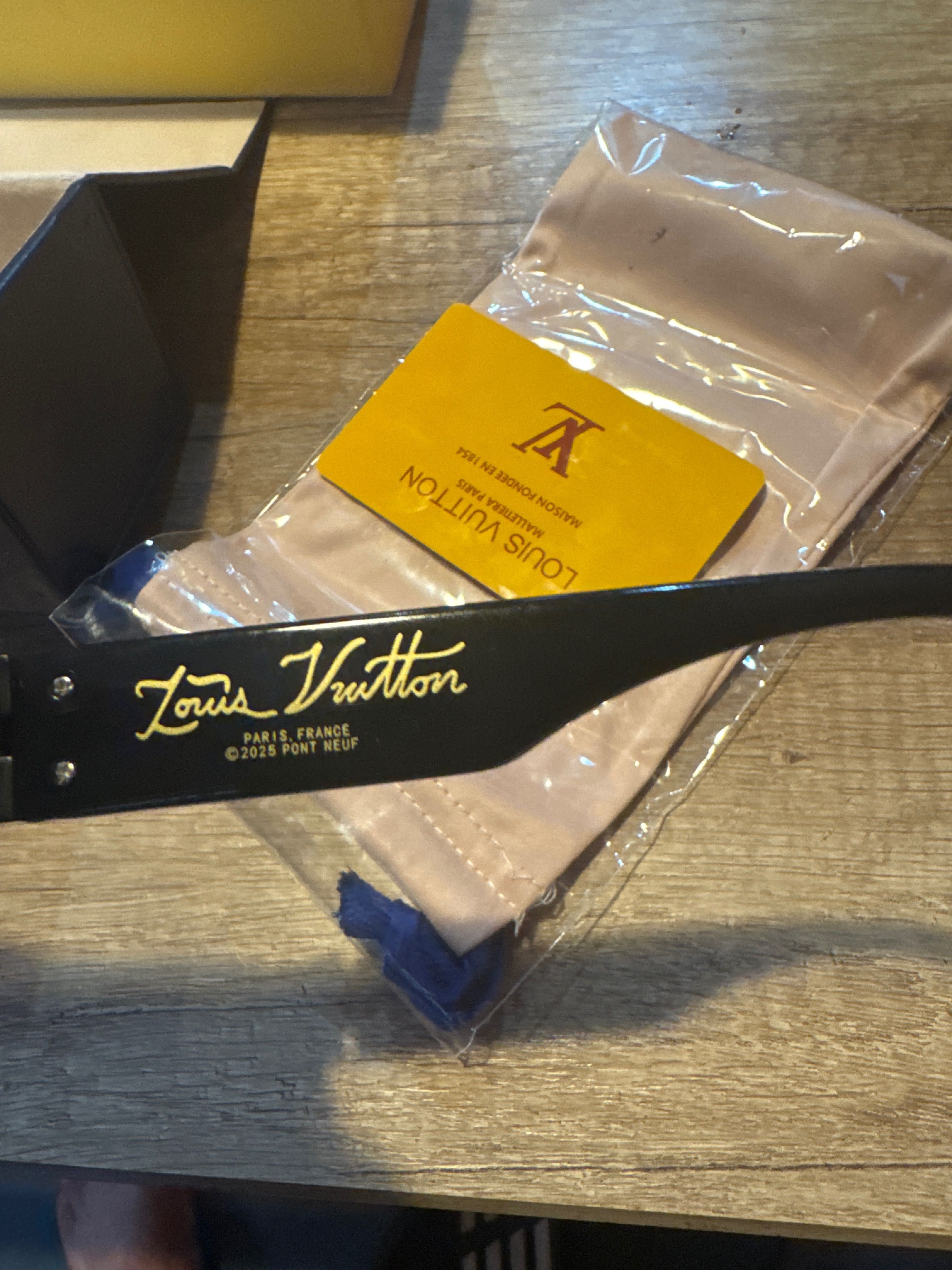 Nowe okulary przeciwsłoneczne Louis Vuitton na sprzedaż