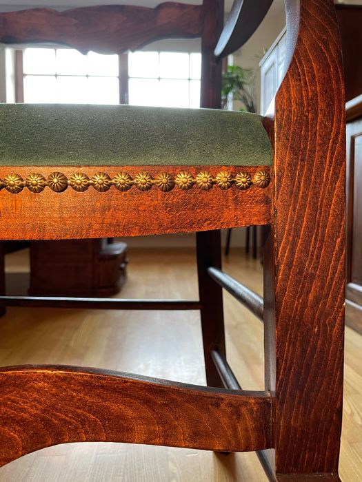 Drewniane krzesło z zielonym obiciem