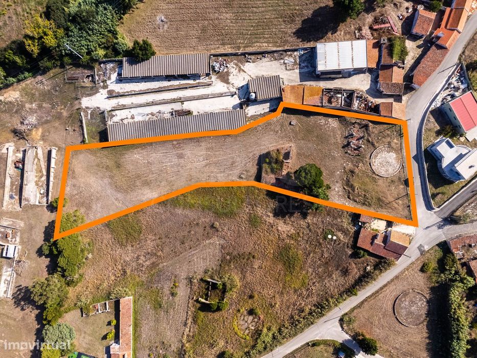 Terreno com ruína na Serra do Bouro