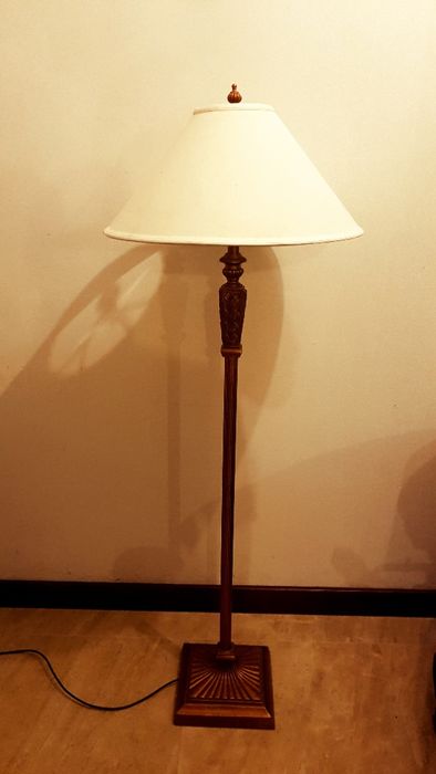Wysoka lampa z abażurem