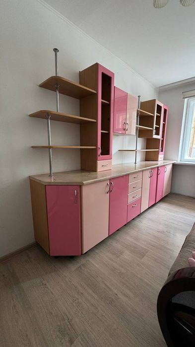 Стінка, в рожевому кольорі