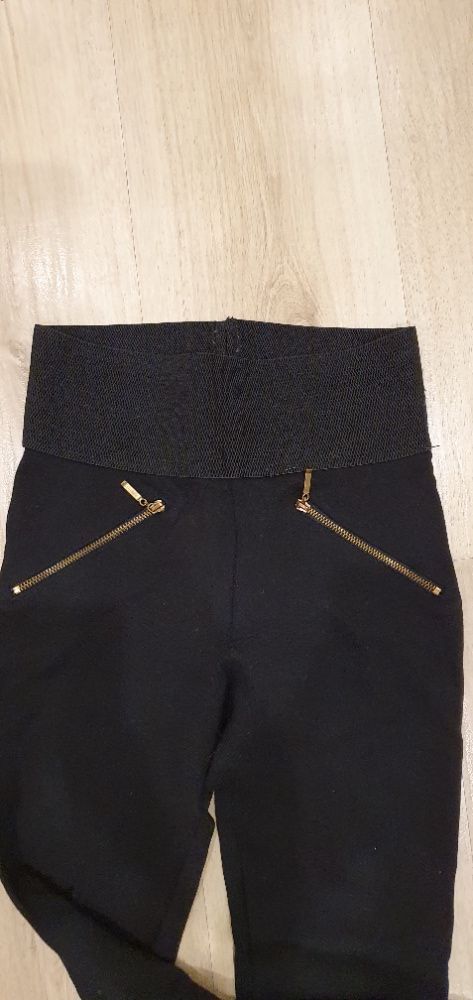 modelujące czarne legginsy ZARA z złotymi zamkami, r. 34