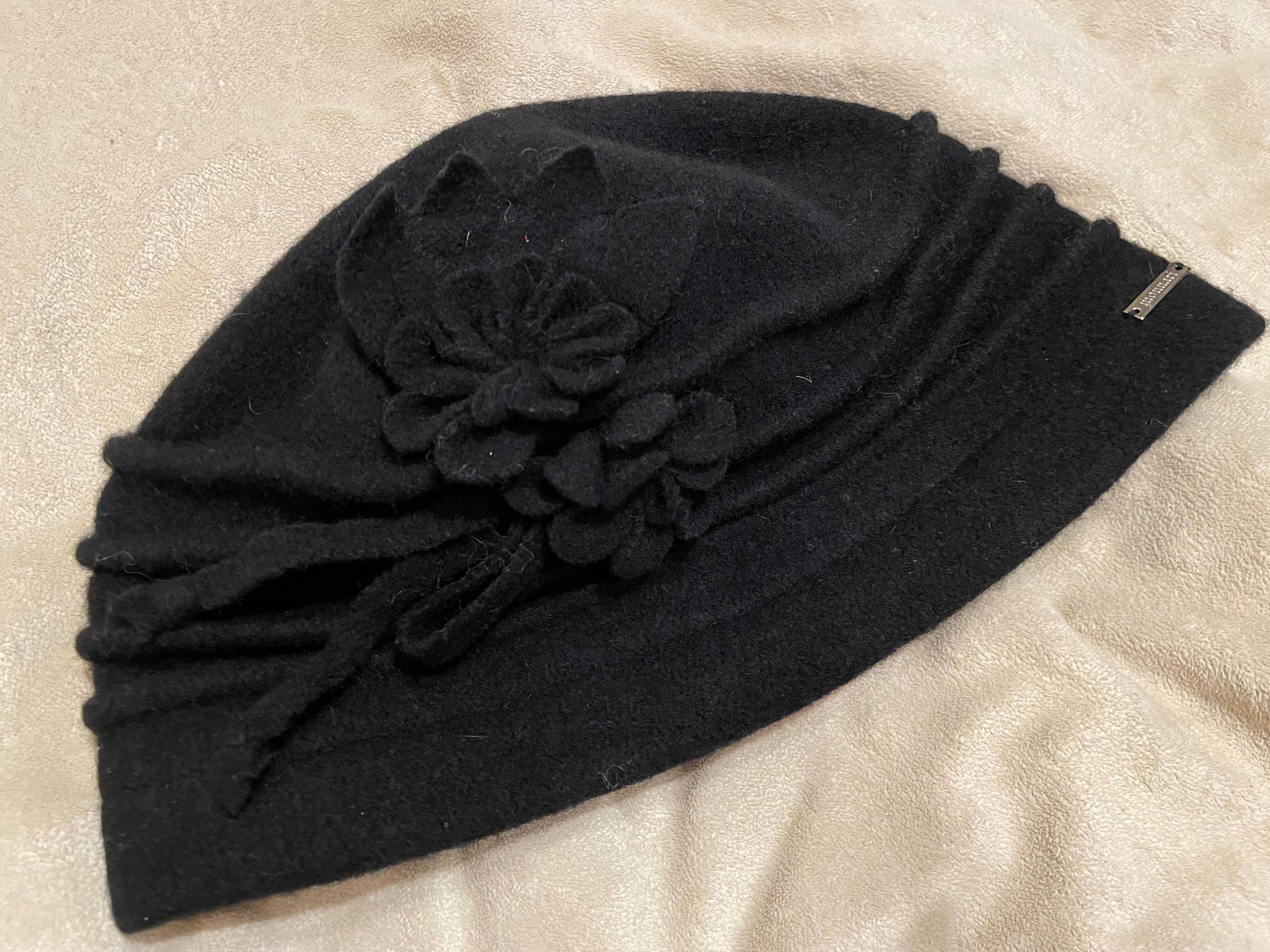 Urocza elegancka czapka Monnari
