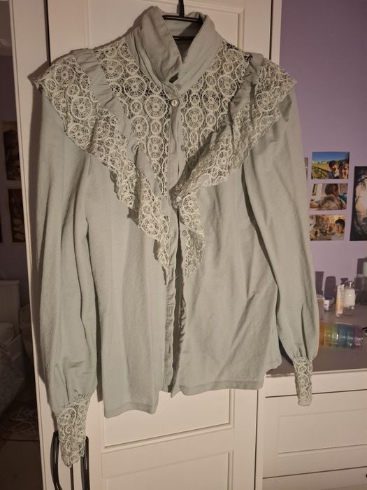 Elegancka zielona koszula damska z koronką