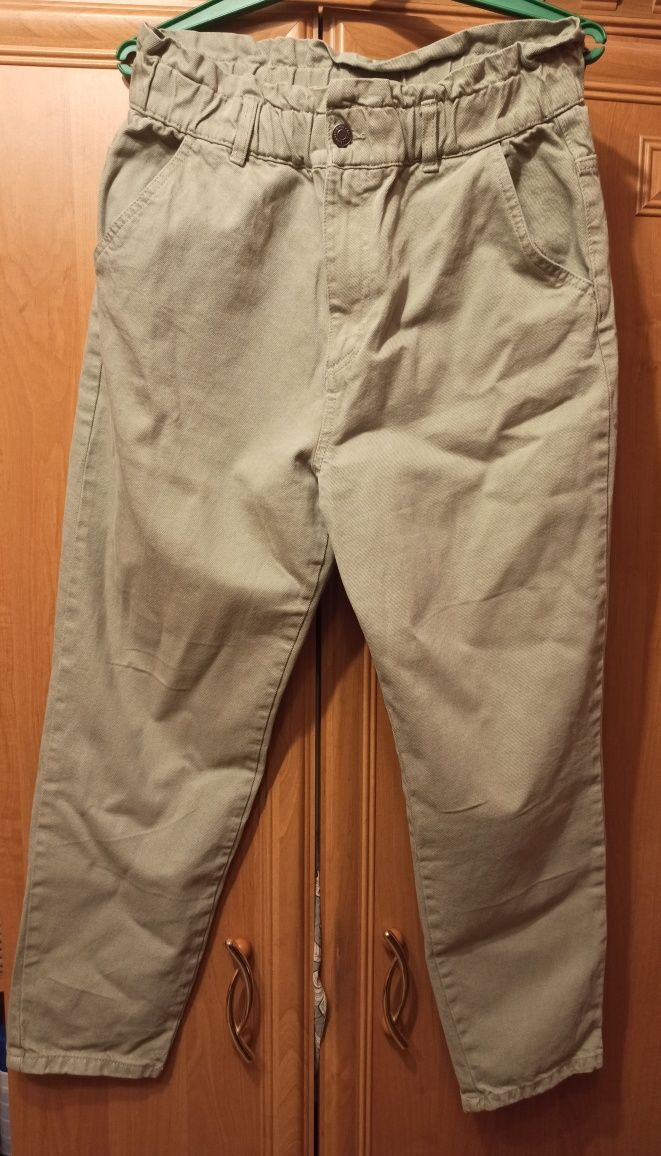 Spodnie pistacjowe mom jeans z wysokim stanem