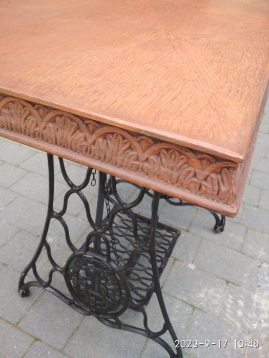 Stolik z blatem na żeliwnych nogach