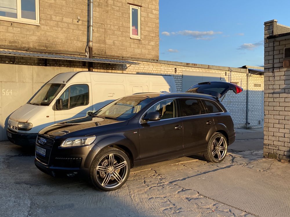 Audi Q7 S line v8