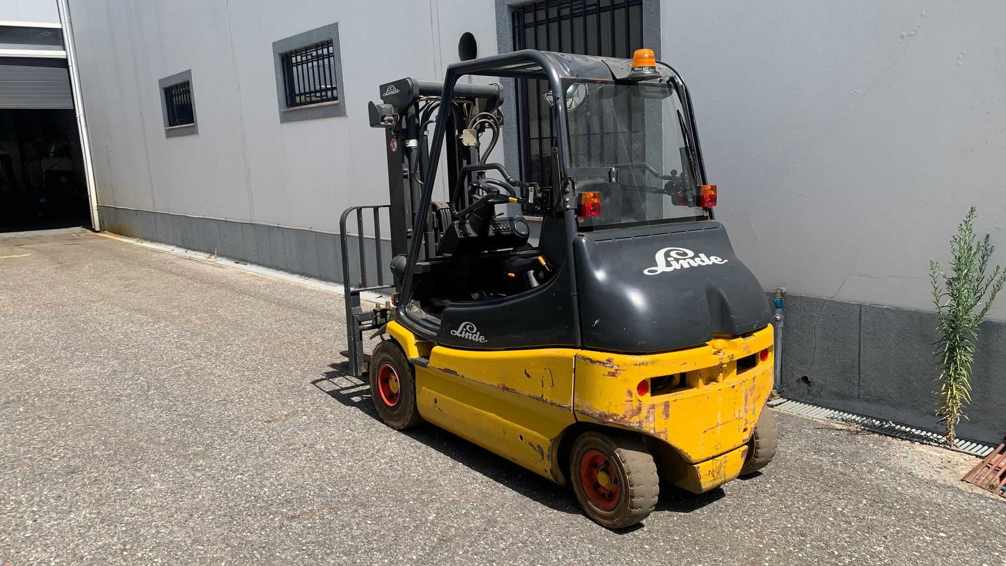 Empilhador Elétrico 2500kg Linde E25 4,6m 4 Valvulas