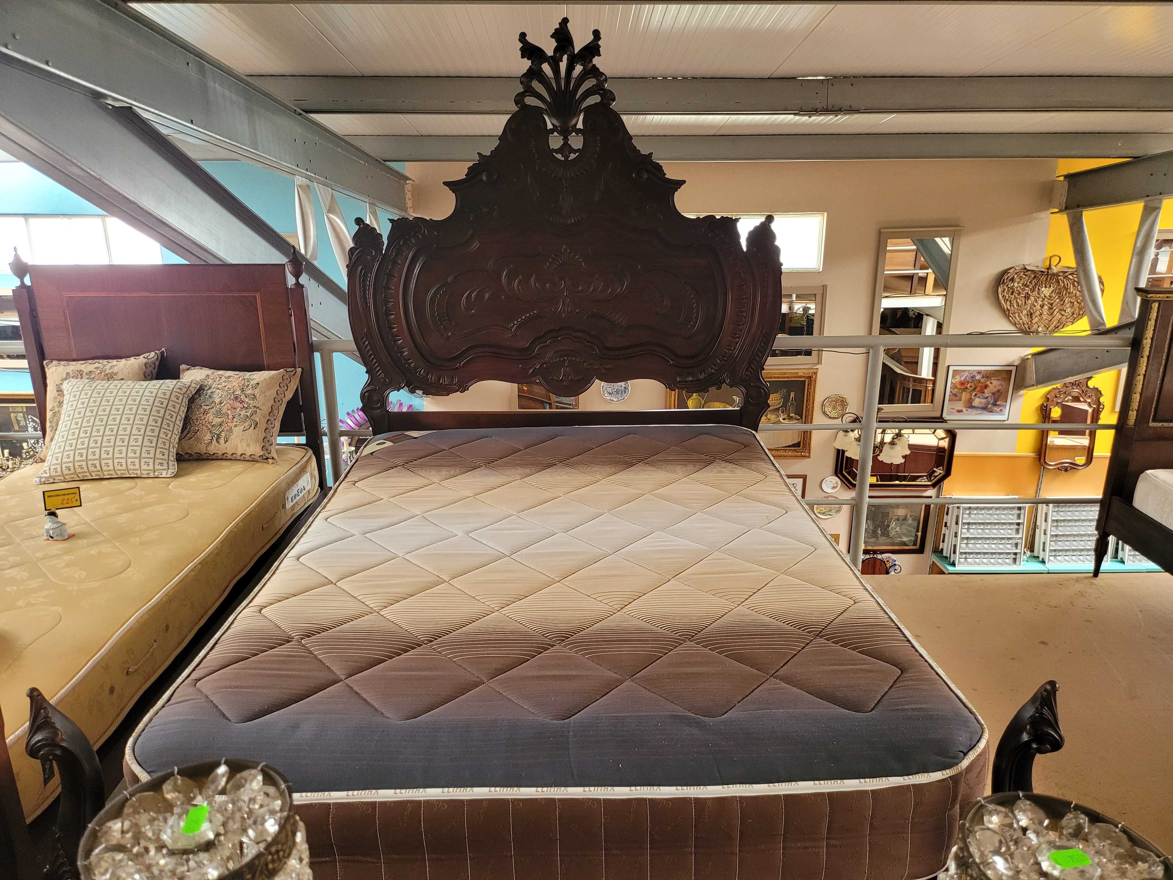 Cama antiga em madeira maciça com estrado e colchão